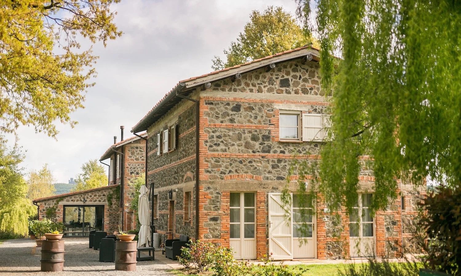 Stone farmhouse with willow tree at Il Tesoro
