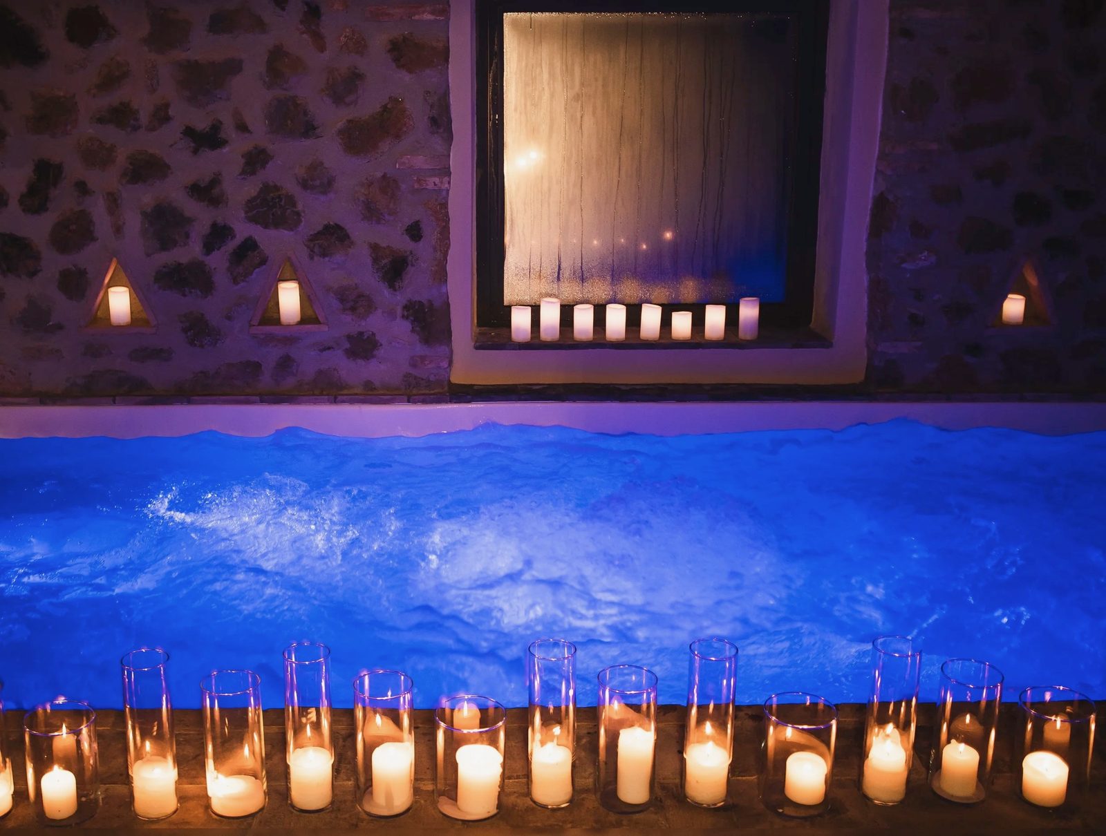 Acquamarina thermal pool — candlelit
